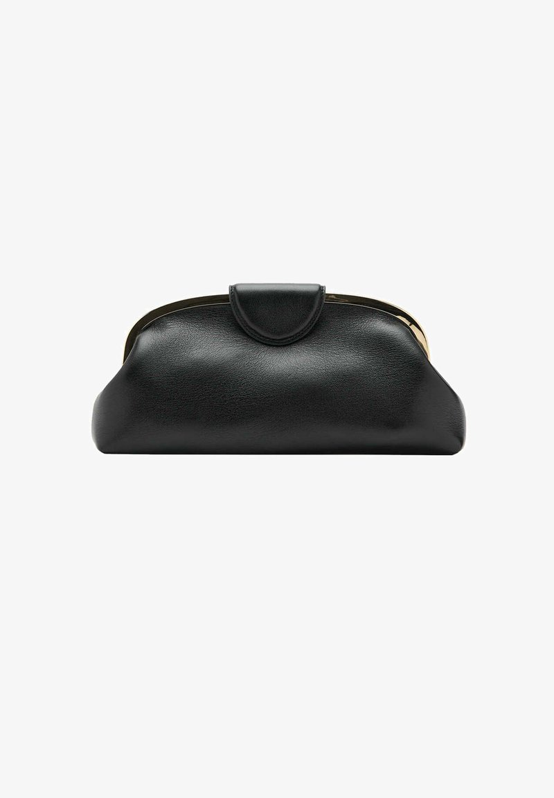 Pochette en cuir noire avec armature métallique dorée et fermeture pression sur fond blanc.