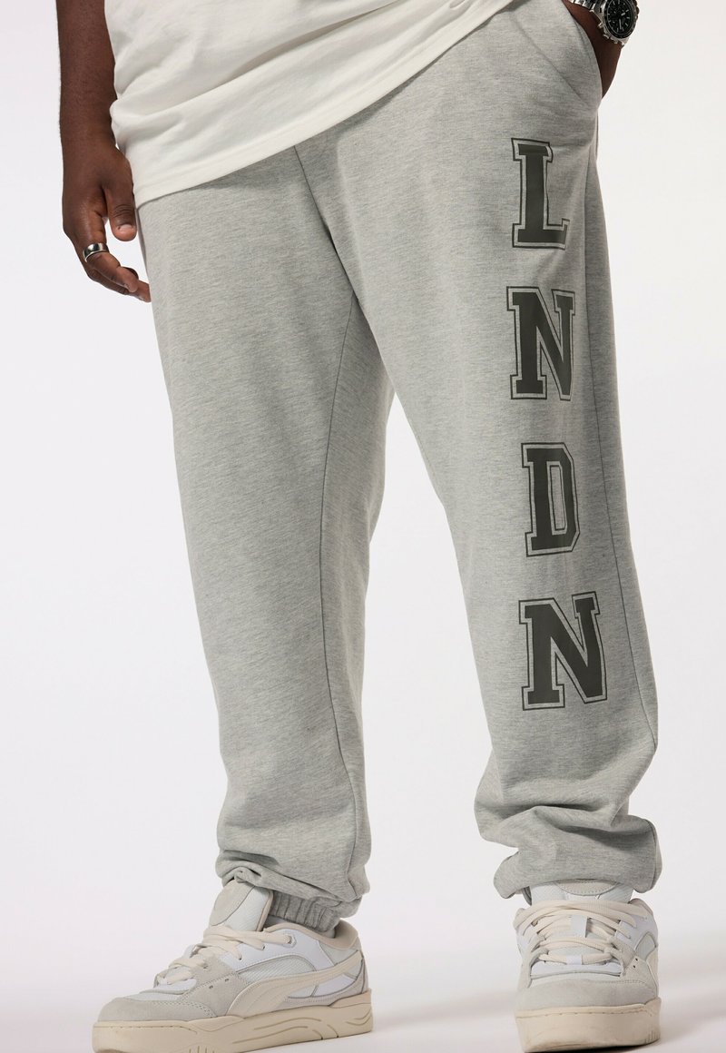 Grijze joggingbroek met een relaxte pasvorm, voorzien van de tekst "LNDN" in donkergroen aan de zijkant. Gemaakt van zachte stof met elastische boorden en tailleband.