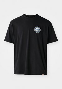 T-shirt en coton noir avec un logo rond sur la poitrine. Manches courtes et col rond avec une coupe droite au bas.