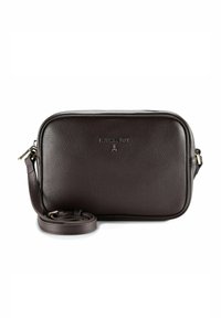 Bolso bandolera de cuero marrón con superficie texturizada, cierre de cremallera y correa ajustable. Presenta el logo de la marca grabado en el frente.