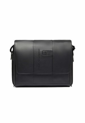 Sacoche en cuir noir avec un rabat, nom de marque embossé Piquadro, et bandoulière réglable sur fond blanc.