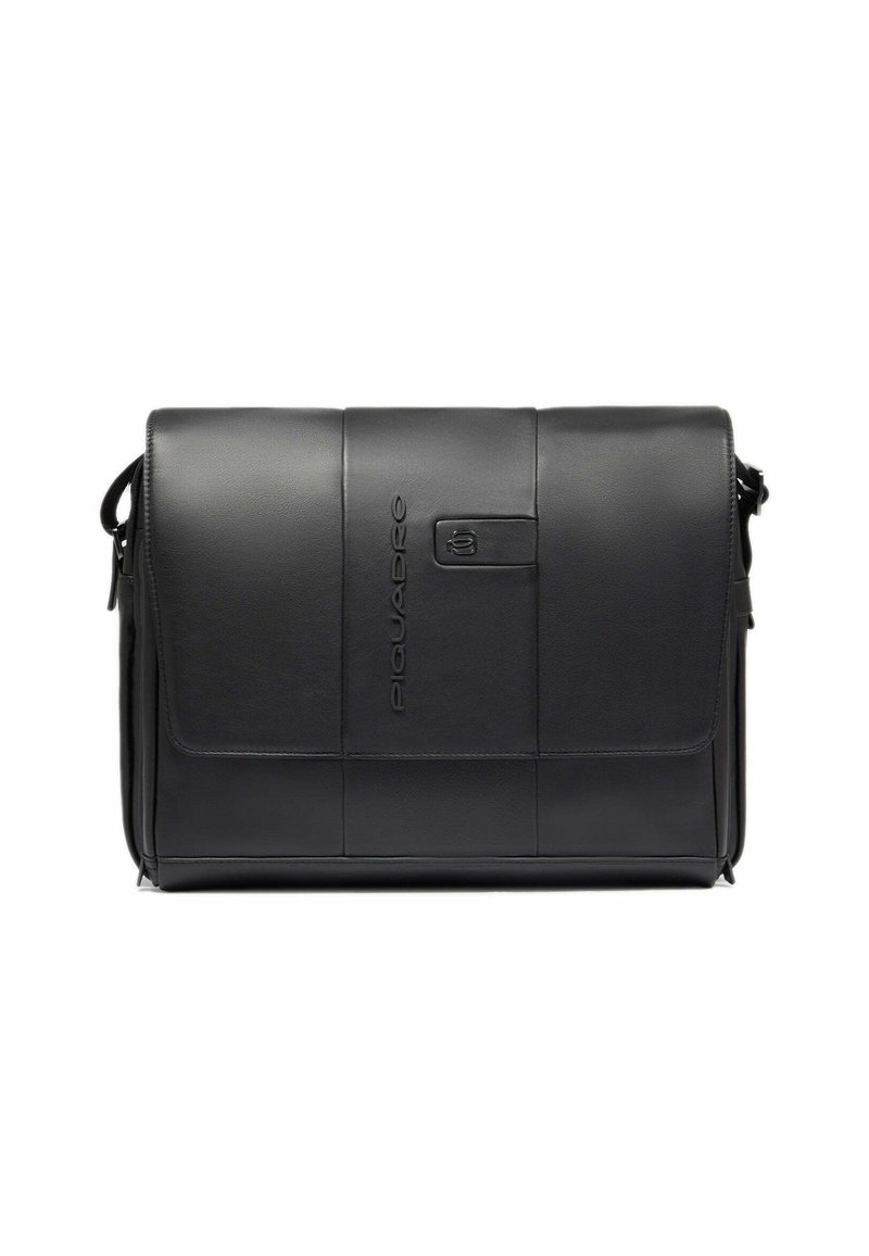 Schwarze Leder-Umhängetasche mit Klappenverschluss, geprägtem Markennamen Piquadro und verstellbarem Schultergurt auf weißem Hintergrund.
