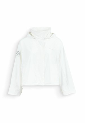 Giacca bianca corta con collo alto, maniche lunghe e un piccolo logo sulla manica sinistra, mostrata su uno sfondo bianco uniforme.