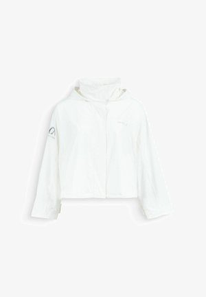 Witte cropped jas met hoge kraag, lange mouwen en een klein logo op de linkermouw, weergegeven op een effen witte achtergrond.
