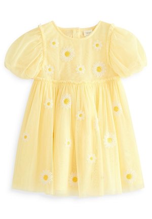 Gul kjole med korte pufærmer, prydet med hvide broderede margueritter med gule centre, lavet af let tyllstof.