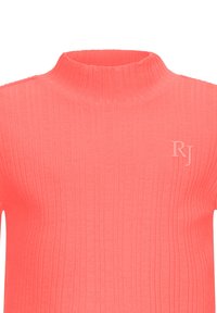 Maglia a maniche lunghe a collo alto a costine in un vivace corallo, con texture e un sottile logo "RJ" ricamato sul petto.
