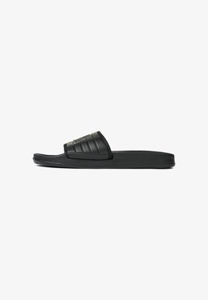 Mustad mustad sandaalid, millel on struktureeritud rihm, millel on lineaarne aktsent, kummist materjal ja lame tald. Lihtne, minimalistlik disain ilma logodeta.