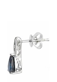 Pendientes de plata con un intrincado diseño recortado y una gema en forma de pera de color azul oscuro. El cierre es de tipo estándar con poste y mariposa.