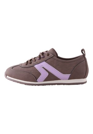 Brun lavtop sneakersko med lilla zigzag-detalje på siden, matchende brune snørebånd og hvid sål set fra ydersiden.