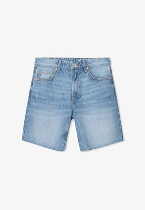 Jasnoniebieskie dżinsowe szorty o luźnym kroju, pięć kieszeni, widoczne ściegi oraz zapięcie na guzik w talii. Zniszczona tekstura.