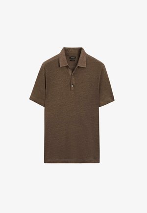 Braunes Poloshirt mit kurzen Ärmeln, zwei Knöpfen und einem weichen Kragen, dargestellt auf weißem Hintergrund.