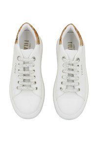 Sneakers bianchi con lacci testurizzati, accessori in argento e un accento simile al sughero sul tallone. Materiale liscio con un design pulito e minimalista.