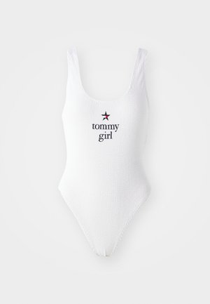 Valge ühekosaline ujumistrikoo ribatud tekstuuriga. Omab ümarat kaelusserva ning punase ja tumesinise värviga tikandiga "tommy girl" koos tähte kujutava graafikaga.