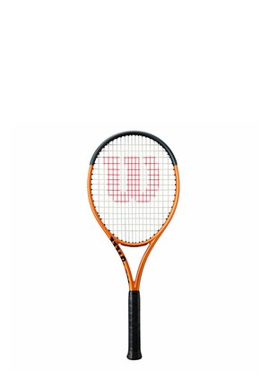 Tennisschläger mit orangefarbenem Rahmen, schwarzem Griff und rotem "W"-Logo auf dem weißen Bespannungsnetz, isoliert auf weißem Hintergrund.