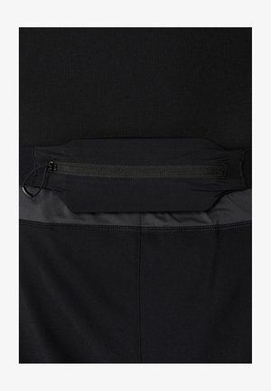 Schwarze Sportshorts mit glatter Textur, ausgestattet mit einer Reißverschlusstasche am Bund und kontrastierenden Farbakzenten am Bund.