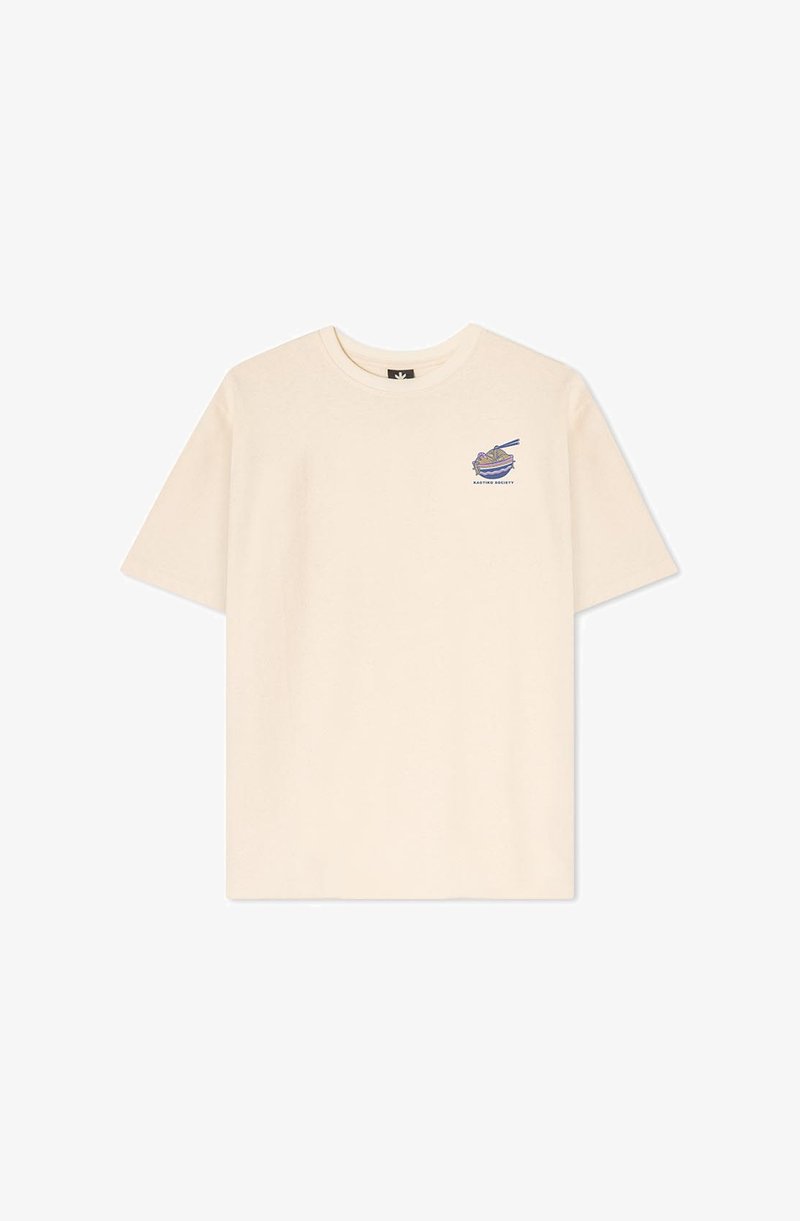 Cremefarvet bomulds T-shirt med korte ærmer, der har et lille grafik af en skål og spisepinde på venstre bryst.