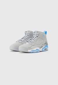 Sneakers grii sportivi cu vârf înalt, având un superior din suede, accente albastre, detalii perforate și o talpă din cauciuc cu amortizare de aer vizibilă.