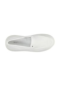Weiße Slip-On-Schuhe mit einem strukturierten Lederoberteil, abgerundetem Zeh und einer dicken Gummisohle. Subtile Markenkennzeichnung auf der Innensohle.