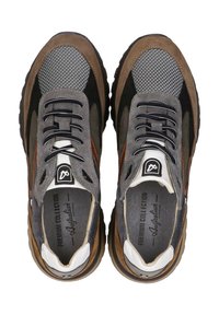 Grijze en bruine sneaker met mesh stof, suede accenten, zwarte veters, een witte tong en een logo op de zijkant, met een gestructureerde zool.