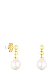 Pendientes de oro con un diseño lineal que incluye tres cuentas pulidas, culminando en una perla blanca lustrosa en la base.