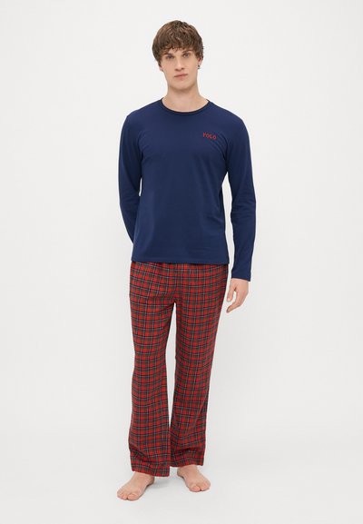 T-shirt de manga longa da navy com o logo "POLO" em vermelho, combinado com calças xadrez vermelhas com detalhes em azul e verde. Tecido suave, corte descontraído.
