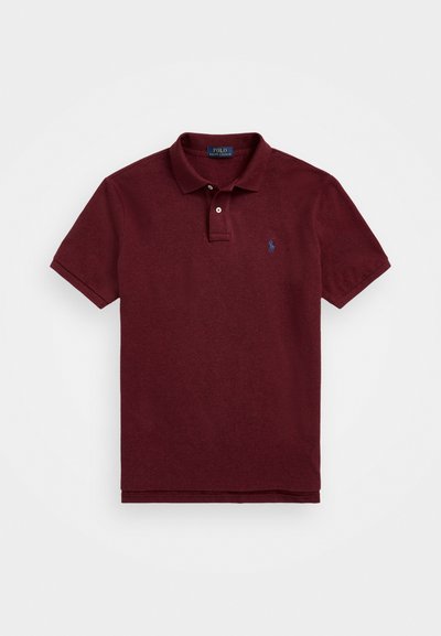Burgunderfarget polo skjorte laget av teksturert bomull, med klassisk krage, to knapper og en liten brodert logo på venstre bryst.