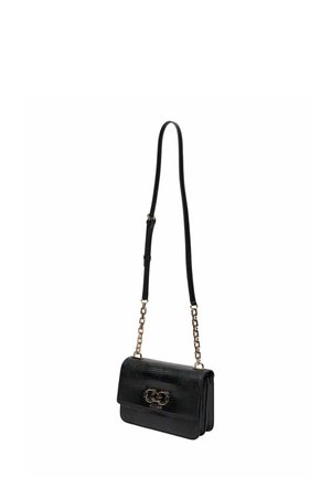 Sac bandoulière en cuir noir texturé avec sangle chaîne dorée et fermoir logo sur le rabat avant.