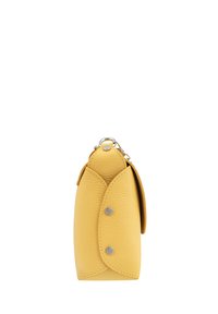Borsetta in pelle gialla con finitura testurizzata, chiusura a scatto e design arrotondato. Caratterizzata da hardware in tonalità argento e una forma compatta.
