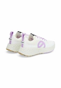 Weiße Sportschuhe mit lila Akzenten, Obermaterial aus Mesh, strukturierte Sohle und kontrastierendes schwarzes Logo mit Zuglaschen an der Ferse und Zunge.