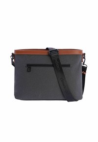 Bolso bandolera de tela gris con parte superior de cuero marrón sólido, correa ajustable, bolsillo frontal con cremallera y acabado texturizado.