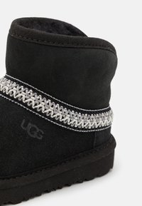 UGG CLASSIC MINI CRESCENT UNISEX - Klasszikus bokacsizmák - black