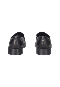 Czarne skórzane buty o gładkim wykończeniu, z podeszwą ribbed i małym metalowym logo na obcasie. Okrągły czubek i niski profil.