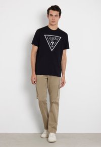 Guess LOGO-DREIECK - T-shirt con stampa - schwarz