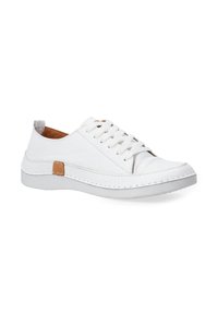 Hvide lædersneakers med hvide snørebånd, lavt snit, kontrasterende tan-farvet accent på siden og en grå gummisål. Tekstureret overflade.