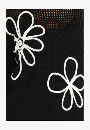 Schwarzer Mesh-Stoff mit großen, weißen, gestickten Gänseblümchenmotiven, die markante Umrisse und einfache Blütenblattformen aufweisen.