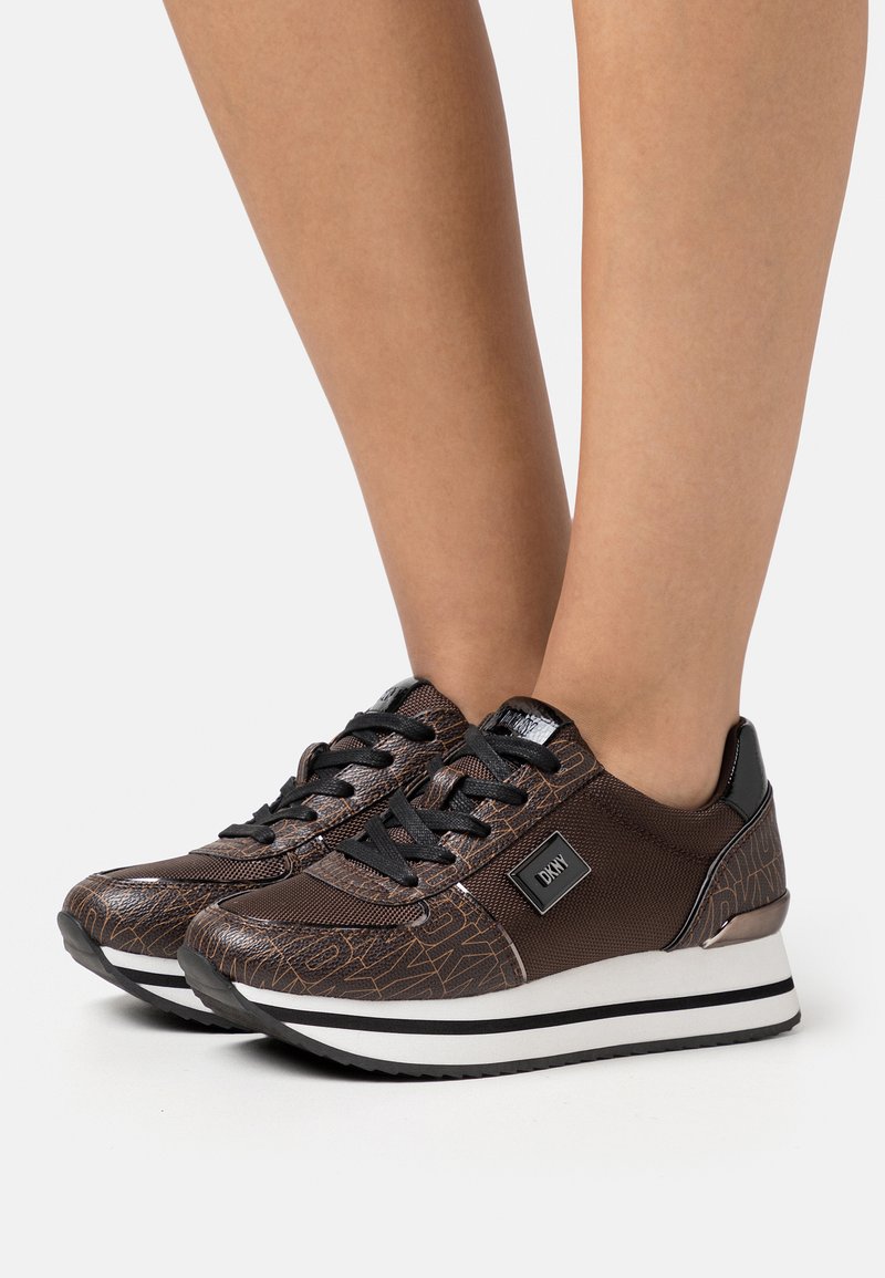 DKNY DAVIE LACE UP WEDGE Baskets basses brown/marron ZALANDO.BE