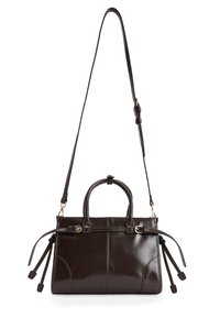 Bolso de mano de cuero marrón oscuro con un diseño estructurado, asas superiores y una correa cruzada ajustable. Presenta herrajes en tono dorado y flecos laterales.