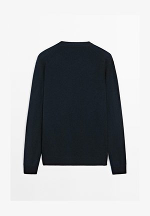 Mørkeblå trøje med lange ærmer, rund halsudskæring, ribbede manchetter og nederkant, lavet af et glat strikstof, ensfarvet uden mønstre eller detaljer.