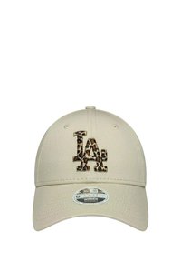 Cappellino da baseball beige con cinturino regolabile, caratterizzato da un logo "LA" in filo leopardato ricamato sulla parte frontale. Dettagli riflettenti sul visiera.