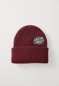Burgunder strikket lue med ribbestruktur og rullet kant, med et fargerikt brodert merke "Santa Cruz" på siden.