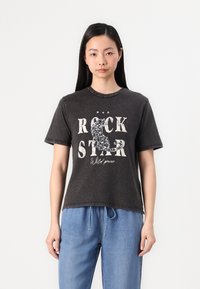 Must kuningate graafikutee särk, millel on pleekinud välimus, kus on tekst "ROCK STAR" ja kassikirjeldus, millel on helkureid. Lühikesed varrukad ja ümmargune kaelus.
