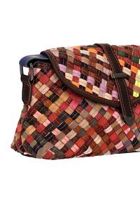 Fonott bőr kézitáska élénk színekben, fedéllel záródik, bőr díszítésekkel és strukturált formával, látható varrásmintákkal.