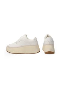 Weiße Plattform-Sneaker mit strukturierten Seitenpaneelen, runder Zehenpartie und tonalen Schnürsenkeln. Sie verfügen über eine dicke, gerippte Sohle mit einer Gummirubbersohle.