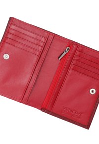 Rode leren portemonnee met een vak met ritssluiting, meerdere kaarthouders en een drukknoopsluiting. Soepele textuur met geperst merkdetail.