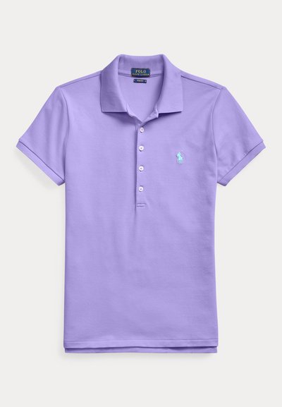 Μωβ κοντομάνικο πόλο μπλουζάκι με γιακά, σειρά από κουμπιά και ανοιχτό μπλε κεντημένο λογότυπο αλόγου στο αριστερό στήθος.