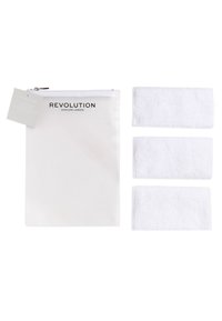 Vit dragkedja-påse med "REVOLUTION SKINCARE LONDON" tryckt i svart, tillsammans med tre vita rektangulära mikrofiberdukar.