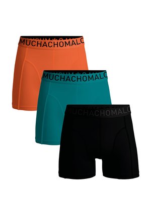 Conjunto de boxers para hombre en naranja, verde azulado y negro; tejido suave, cinturilla elástica negra con el logo "MUCHACHO", diseño ajustado.