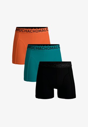 Férfi boxeralsó szett narancssárga, türkizkék és fekete színekben; puha anyag, rugalmas fekete derékpánt "MUCHACHO" logóval, testhez simuló fazon.