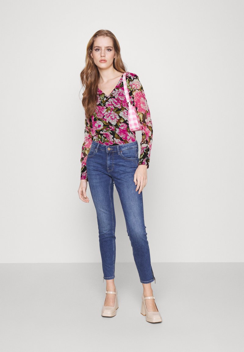 Petite ONLSAGA V-NECK - black/rosemary/negro -