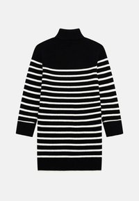 Robe-pull à rayures noires et blanches avec un col montant, une texture côtelée et des manches longues, présentant des rayures larges et étroites alternées.